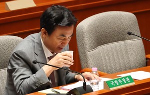 안규백, ‘영창입소’ 관련 한동훈 질의에 “곧 밝혀질 것”
