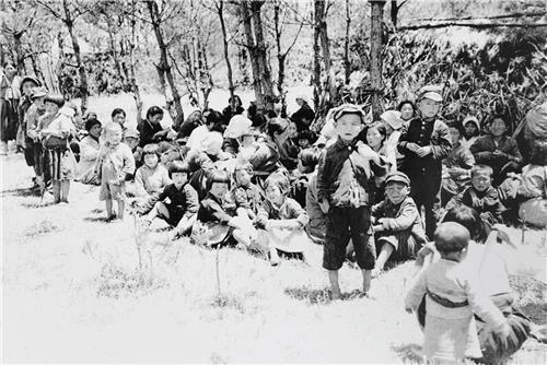1948년 5월 중산간으로 피신한 주민들의 모습[연합]