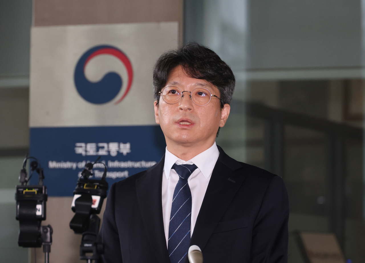 Hong Jee-sun, the nominee to head the Ministry of Land, Infrastructure and Transport, answers reporters' questions on his way to the government complex in the administrative city of Sejong on Monday. (Yonhap)
