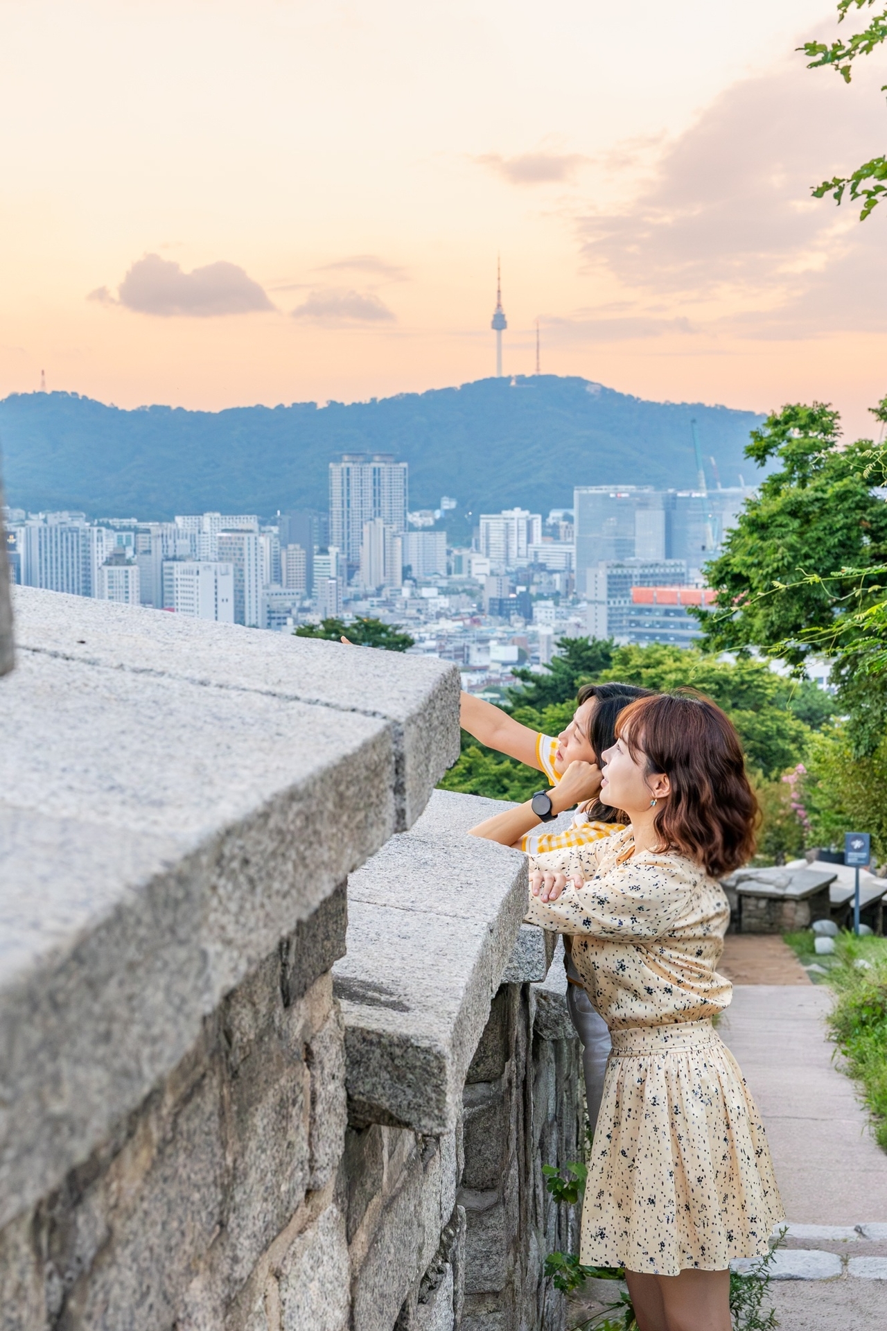 Travelers photographed along the old city wall at Naksan Park (Seoul Tourism Organization)
