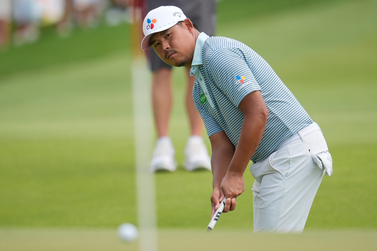 Kim Si-woo of South Korea putts on the fifth green during the third round of the Tour Championship at East Lake Golf Club in Atlanta on Saturday. (AP-Yonhap)