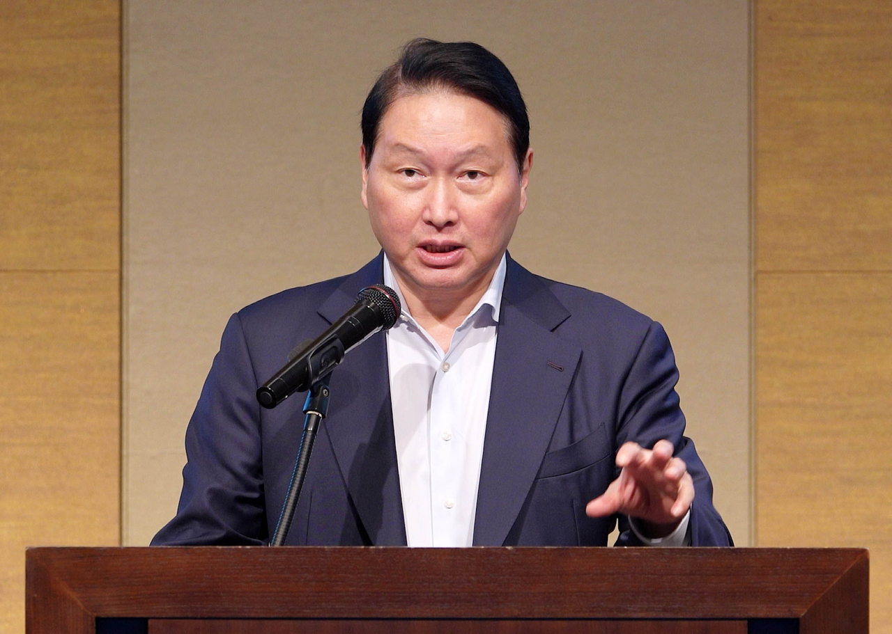 Chey Tae-won, chairperson of the Korea Chamber of Commerce and Industry, delivers opening remarks at the 15th Korea-Japan Chamber of Commerce and Industry Leaders Meeting in Sendai, Japan, Monday. (KCCI)