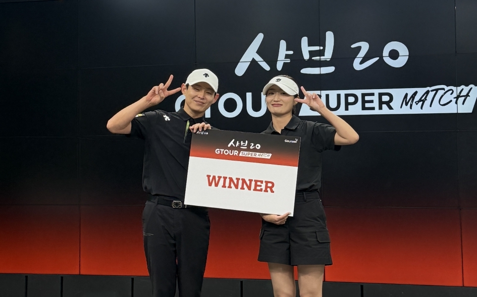 Lee Jeong-ung and Lee Jin-kyung, the winning team of the Shab20 G Tour Super Match, pose for a photo at the Golfzon Tower Seoul media studio on Saturday.