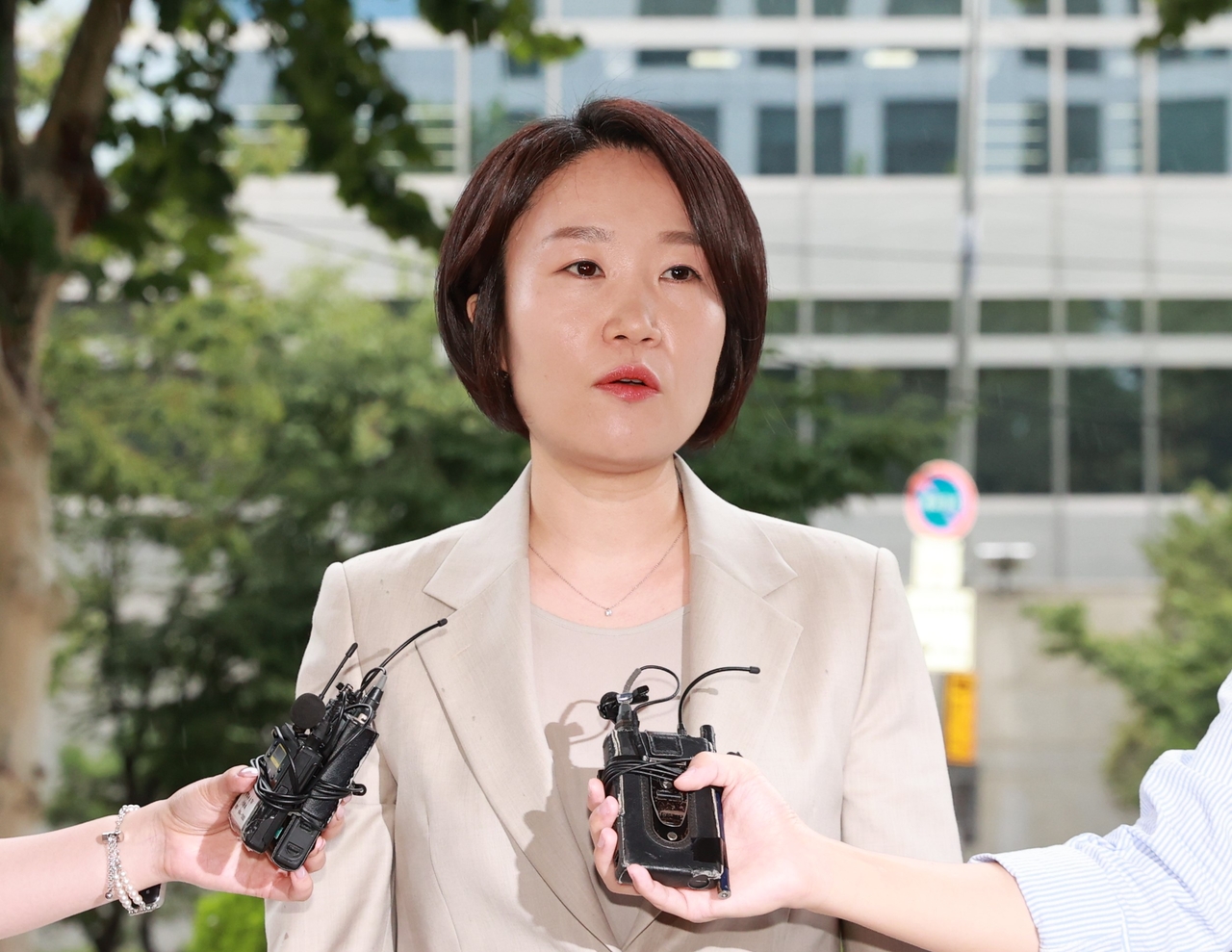 이소영 중소벤처기업부 장관 후보자가 “중소벤처기업에 대한 지원을 넘어 ‘규제개혁부 장관’이라는 마음으로 규제를 완화하는 데 역량을 쏟아붓겠다”고 밀헸다. 이 후보자는 이날 오전 서울 여의도 중소기업기술정보진흥원으로 출근하면서 이같이 말했다. [중기부]