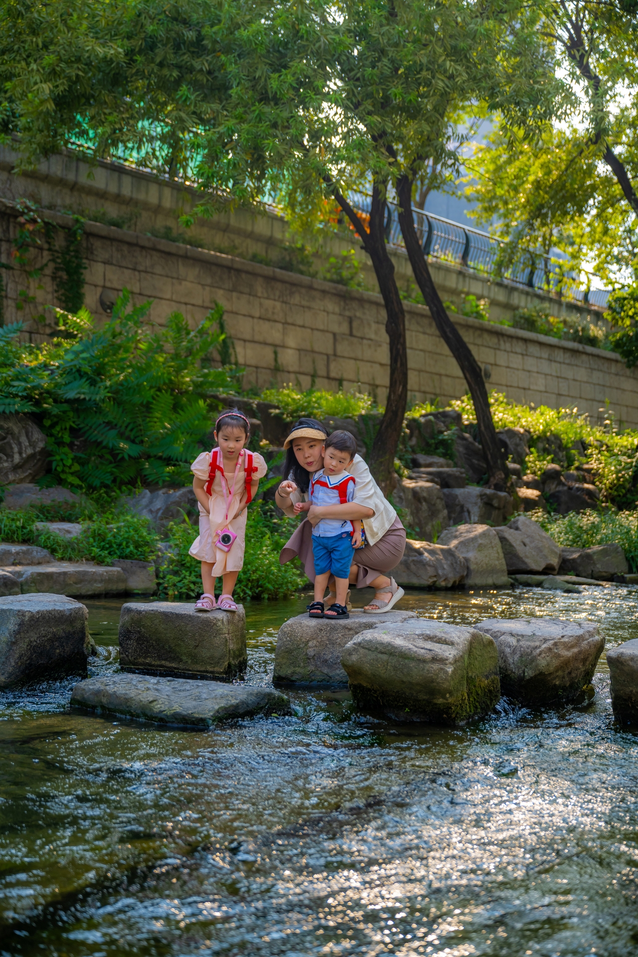 Afternoon light glitters on the water at Cheonggyecheon (Seoul Tourism Organization)