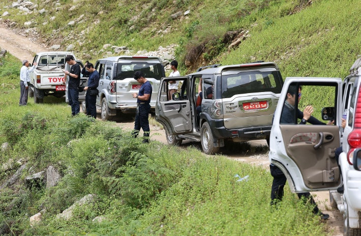 Members of a South Korean government rapid response team search for nine Korean nationals reported missing after major flooding in Nepal, Monday. (Yonhap)