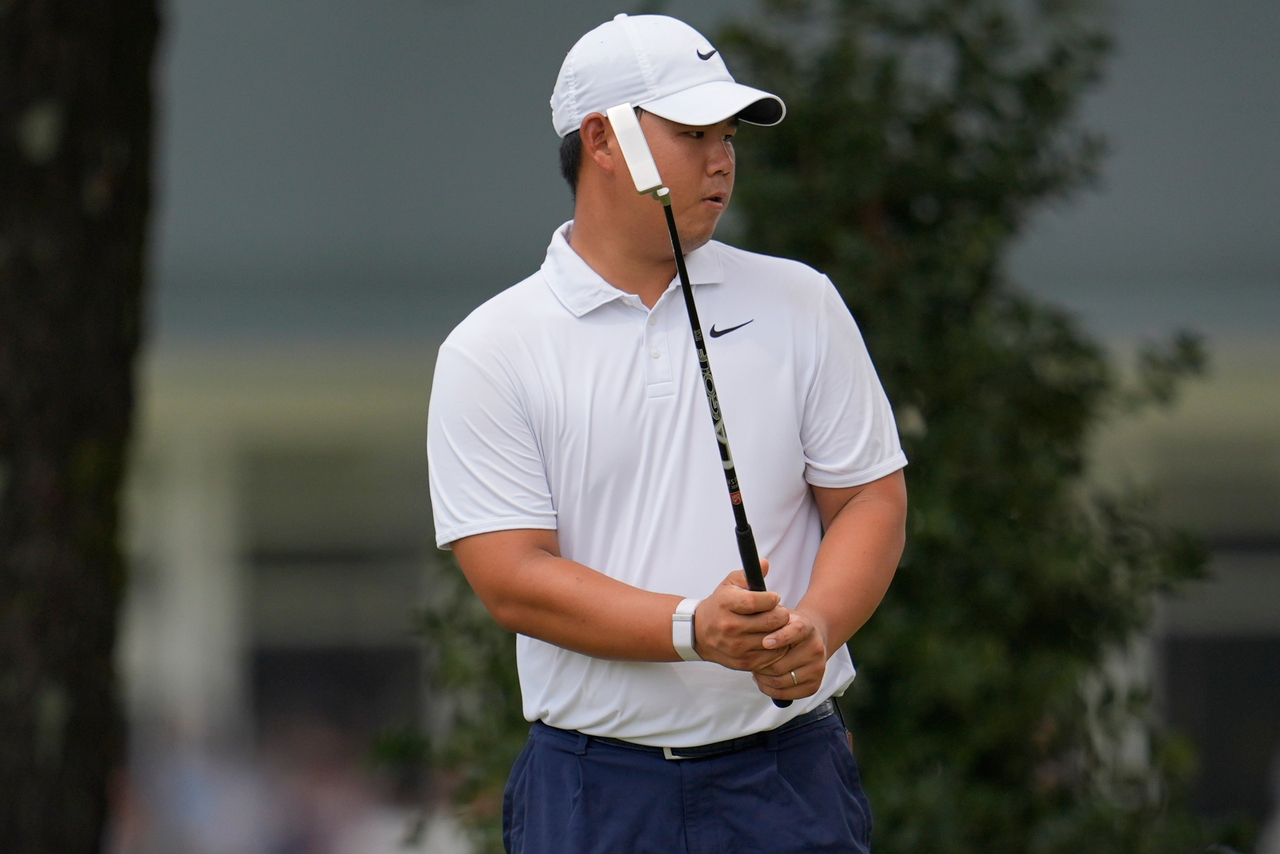 Tom Kim of South Korea watches his putt on the third green during the third round of the Tour Championship at East Lake Golf Club in Atlanta on Saturday. (AP-Yonhap)