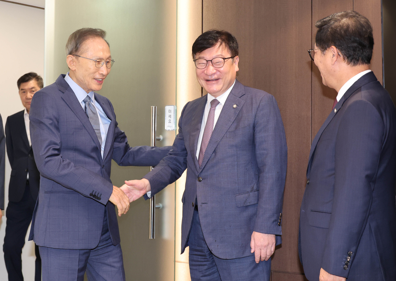 정점식(가운데) 국민의힘 원내대표가 31일 서울 서초구 영포빌딩에서 이명박 전 대통령을 예방하고 있다. 국회사진기자단
