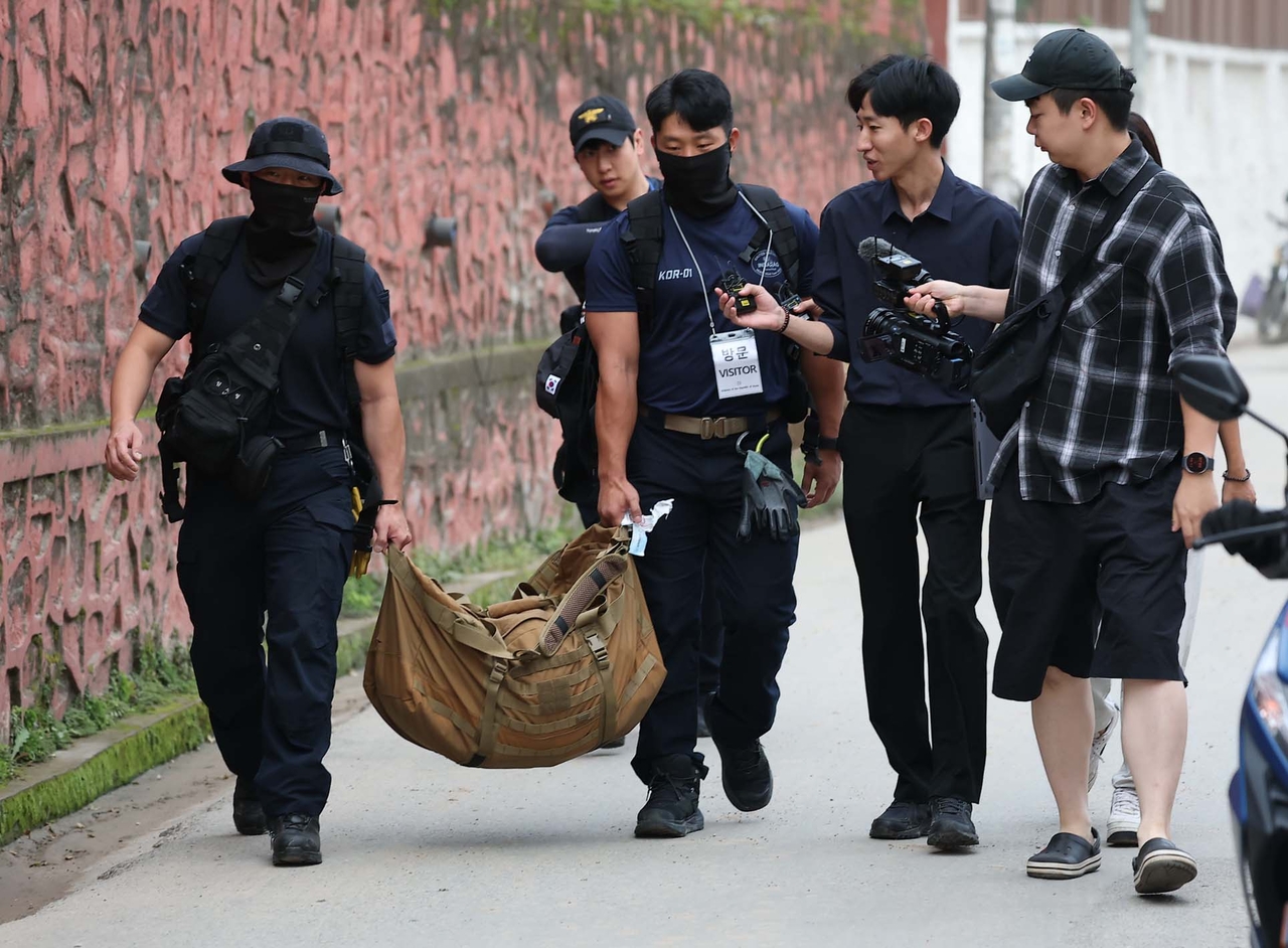 South Korea's governmental rapid response team enters the South Korean Embassy in Kathmandu, Nepal, Monday. The team, dispatched to search for nine South Koreans missing following massive floods in Nepal, has begun a ground search after difficulties in securing clearance for helicopter operations. (Yonhap)