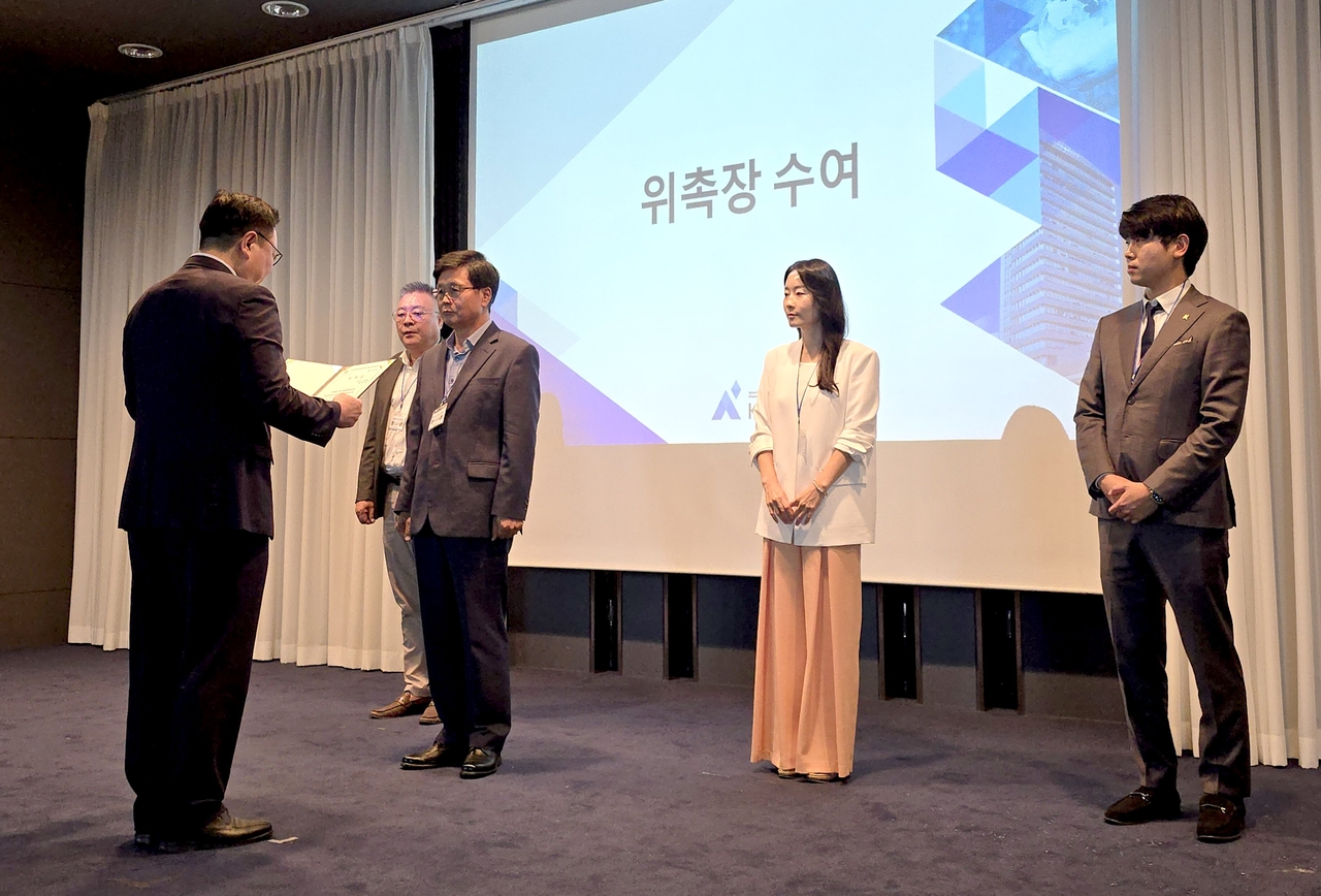 현장조사 교통비, 감사보고서 작성비 외엔 무임금으로 일하는 국민참여 감사관들이 위촉장을 받고 있다.