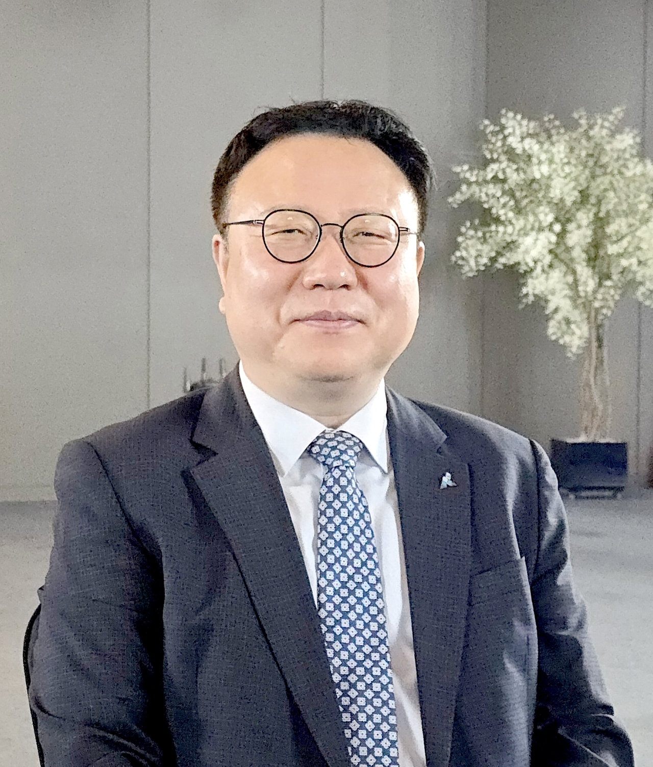 국민참여감사관들에게 핵심 무대를 내어주고 총책임자인 자신은 행사장 외진 자리에 앉아 국민감사관들의 토론을 경청하고 있는 김준섭 상임감사를 취재기자가 카메라로 잡았다.