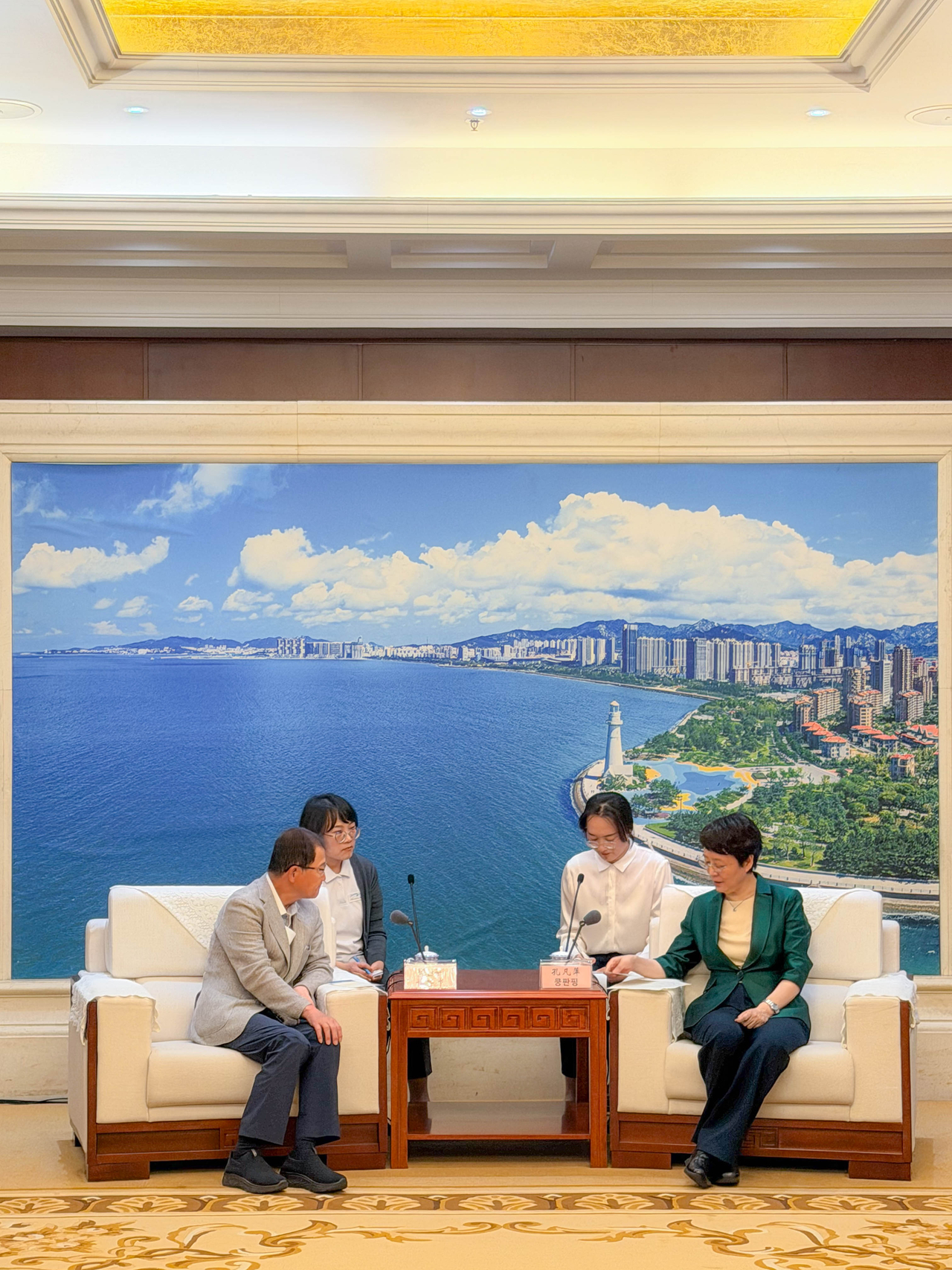 박찬구 금호석유화학그룹 회장(사진 앞줄 좌측)이 쿵판핑 웨이하이시장(앞줄 우측)과 회담하고 있다. [금호석유화학그룹 제공]