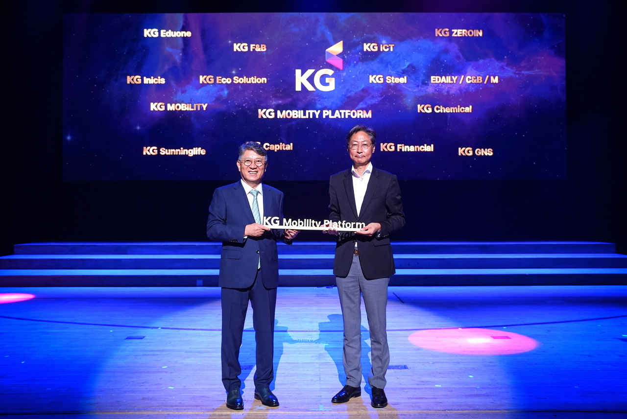 곽재선 KG그룹 회장(왼쪽)이 지난 29일 서울 영등포구 KBS 아트홀에서 열린 창립 41주년 기념행사에서 정인국 KG모빌리티플랫폼(K Car) 대표에게 금장 명패를 전달하고 있다. [KG그룹 제공]