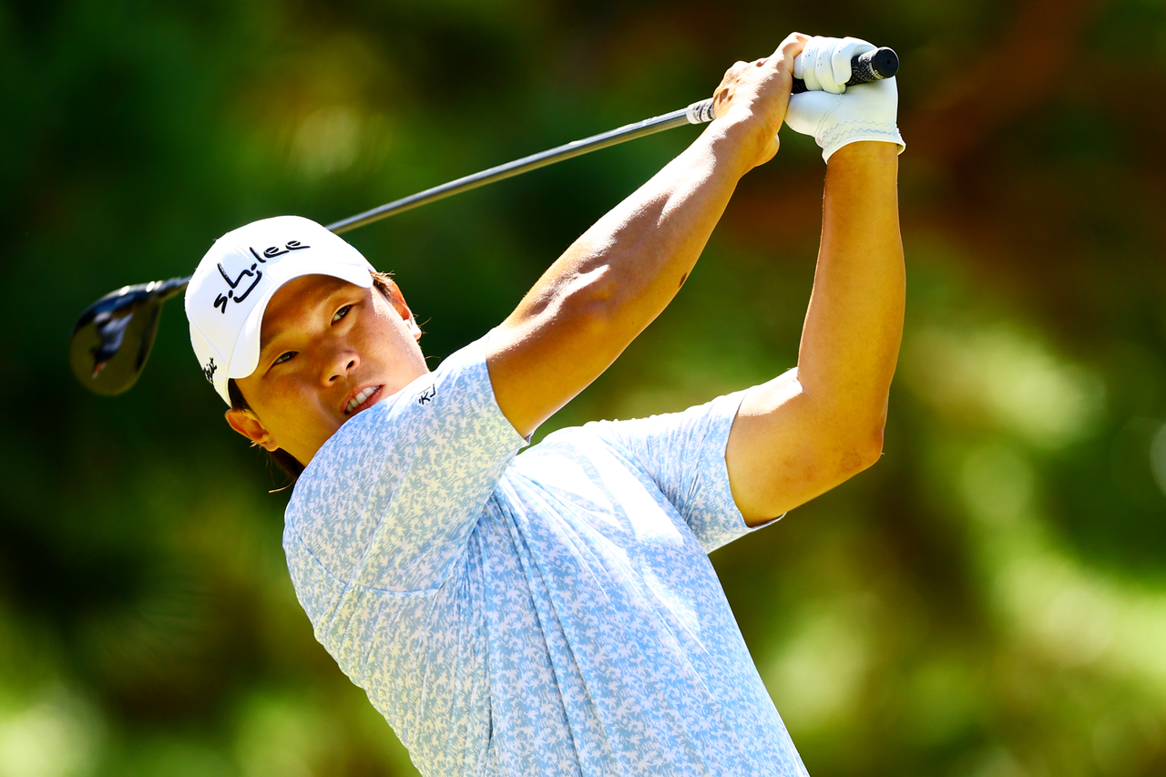 Lee Sang-hee tees off with a driver at the Sansan KBC Augusta on the JGTO. [JGTO]