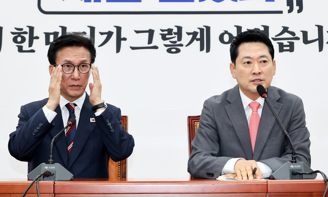 국민의힘 장동혁 대표(오른쪽)가 24일 국회에서 취임 인사차 방문한 더불어민주당 김민석 대표를 만나 발언하고 있다. <연합뉴스>
