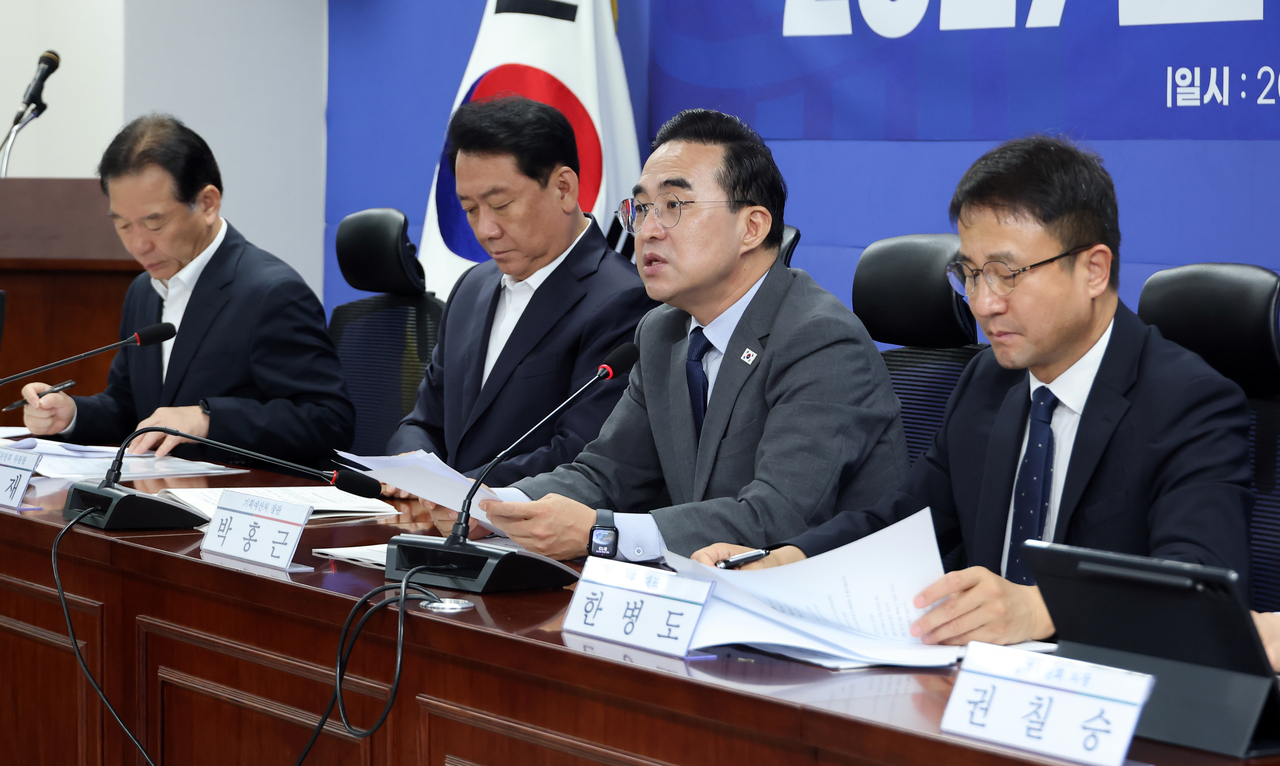박홍근 기획예산처 장관이 25일 국회 의원회관에서 열린 2027년 예산안 당정 협의에서 발언하고 있다. 왼쪽부터 국회 정태호 예결위 간사, 이광재 예결위원장, 박 장관, 더불어민주당 한병도 원내대표. [연합]