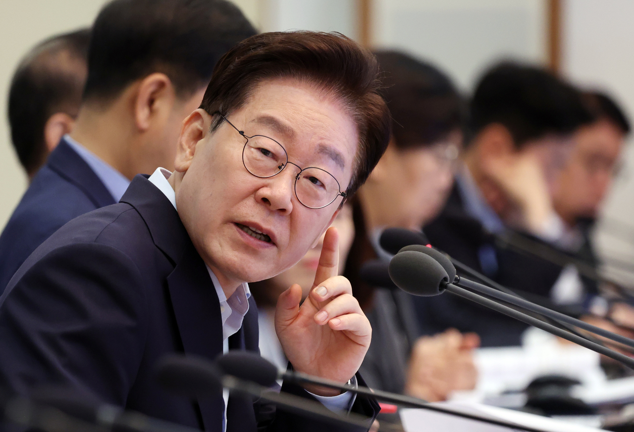 President Lee Jae Myung speaks during a Cabinet meeting at Cheong Wa Dae in central Seoul on Aug. 25, when he commented on foreign nationals’ use of the National Pension Service’s retroactive contribution system. (Yonhap)