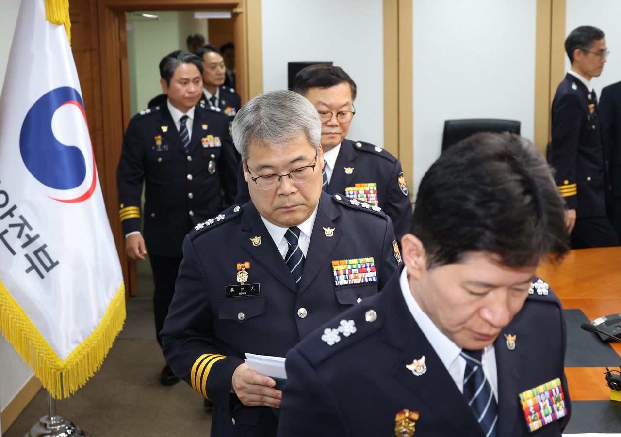 지난 26일 서울 종로구 정부서울청사에서 열린 경찰 지휘부 회의에 홍석기 국가수사본부장 등 경찰 지휘부가 입장하고 있다. [연합]