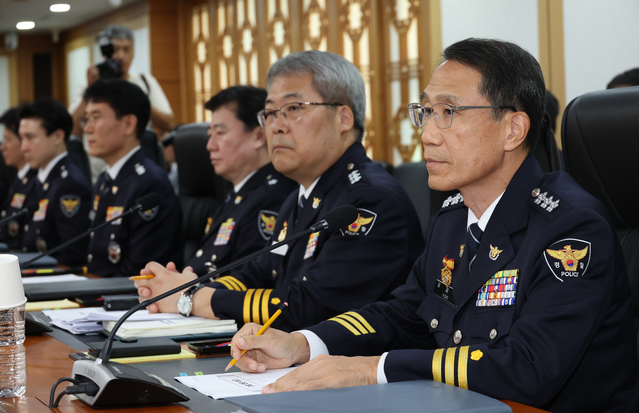 경찰 지휘부가 지난 26일 정부서울청사에서 열린 경찰 지휘부 회의에서 제주 실종 허위종결 사건과 관련 윤호중 행정안전부 장관의 지시 사항을 듣고 있다. 오른쪽부터 유재성 경찰청장 직무대행과 홍석기 국가수사본부장 등. [연합]