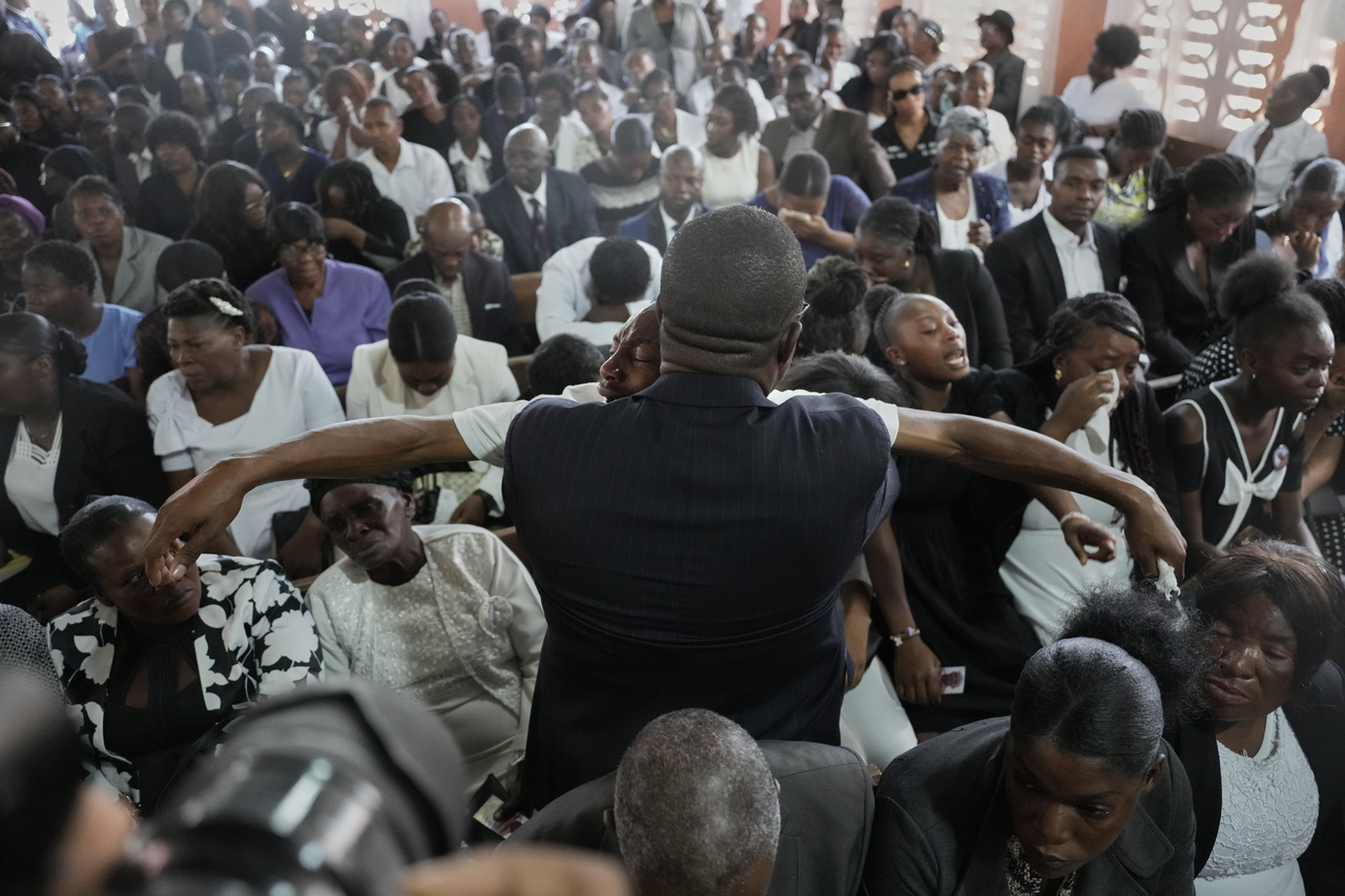 Relatives attend the funeral of four victims of a gang attack in the Kenscoff neighborhood of Port-au-Prince, Haiti, Sunday. (AP-Yonhap)
