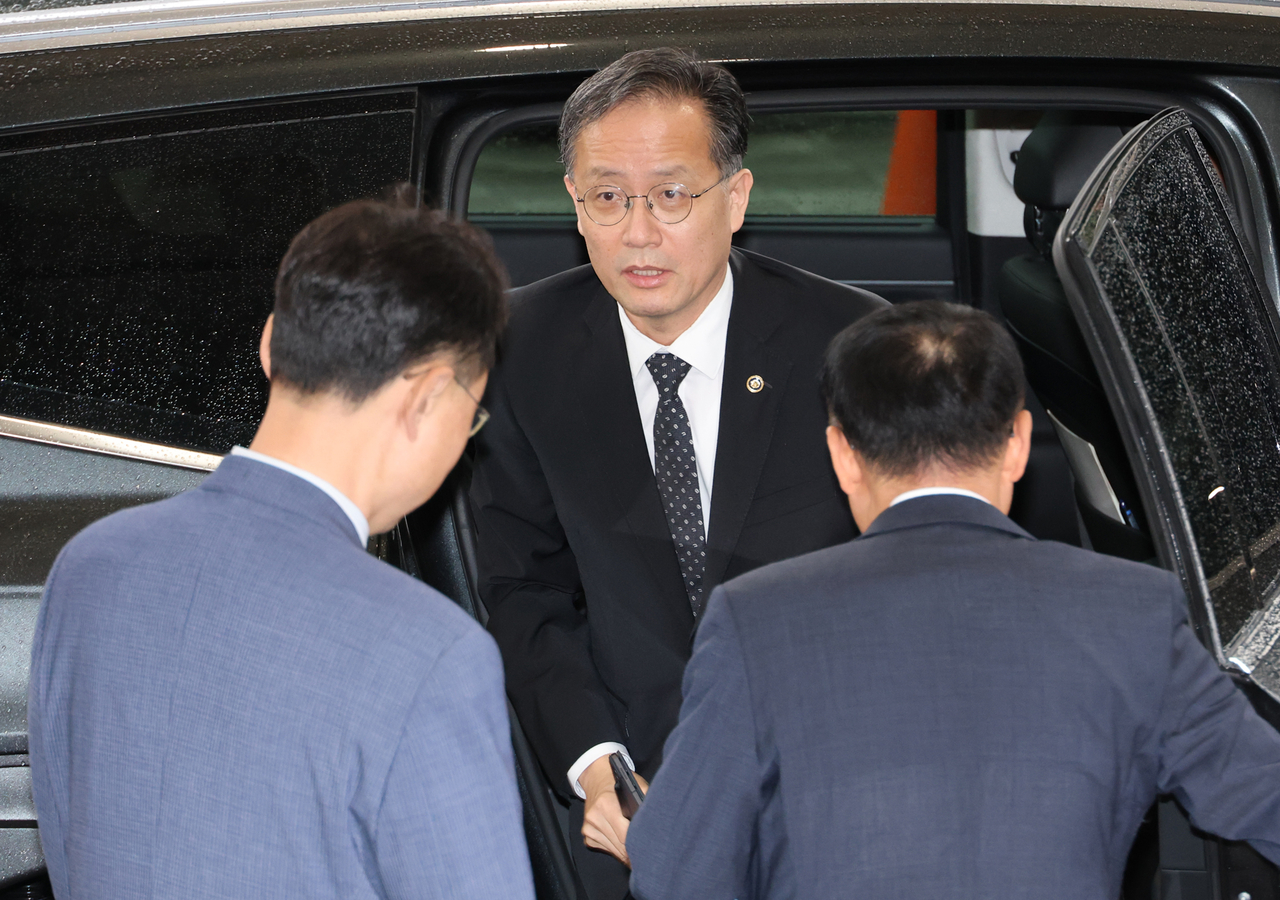 Lee Hyung-il, nominee for deputy prime minister and minister of economy and finance — currently serving as first vice minister of the Ministry of Economy and Finance — arrives at Government Complex Seoul in Jongno-gu on Monday. [Yonhap]