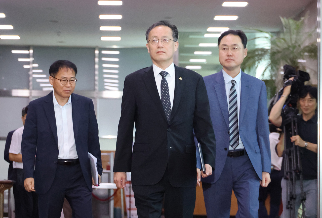 정부서울청사로 출근하는 이형일 경제부총리 겸 재정경제부 장관 후보자. [연합]