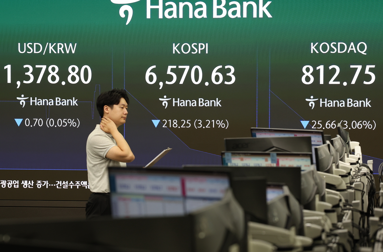 코스피 지수가 미국 금리인상 시기가 예상보다 빨라질 것이란 우려 속에 31일 하락세로 출발했다. 이날 서울 중구 하나은행 본점 딜링룸에 코스피·코스닥지수와 원/달러 환율이 표시돼 있다.   [연합]