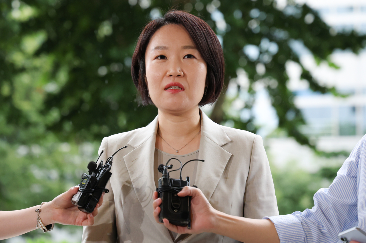 이소영 중소벤처기업부 장관 후보자가 31일 서울 여의도 중소기업기술정보진흥원 수도권평가실에 마련된 인사청문회 준비 사무실로 출근하며 취재진 질의에 답하고 있다. [연합]