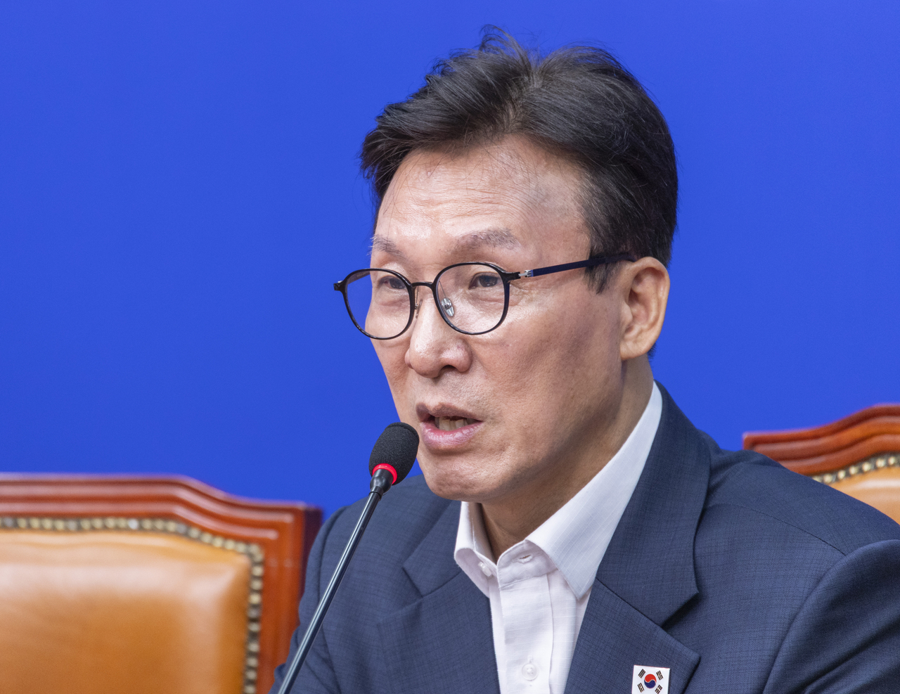 Democratic Party of Korea leader Kim Min-seok speaks at a Supreme Council meeting at the National Assembly on Monday. [Yonhap]