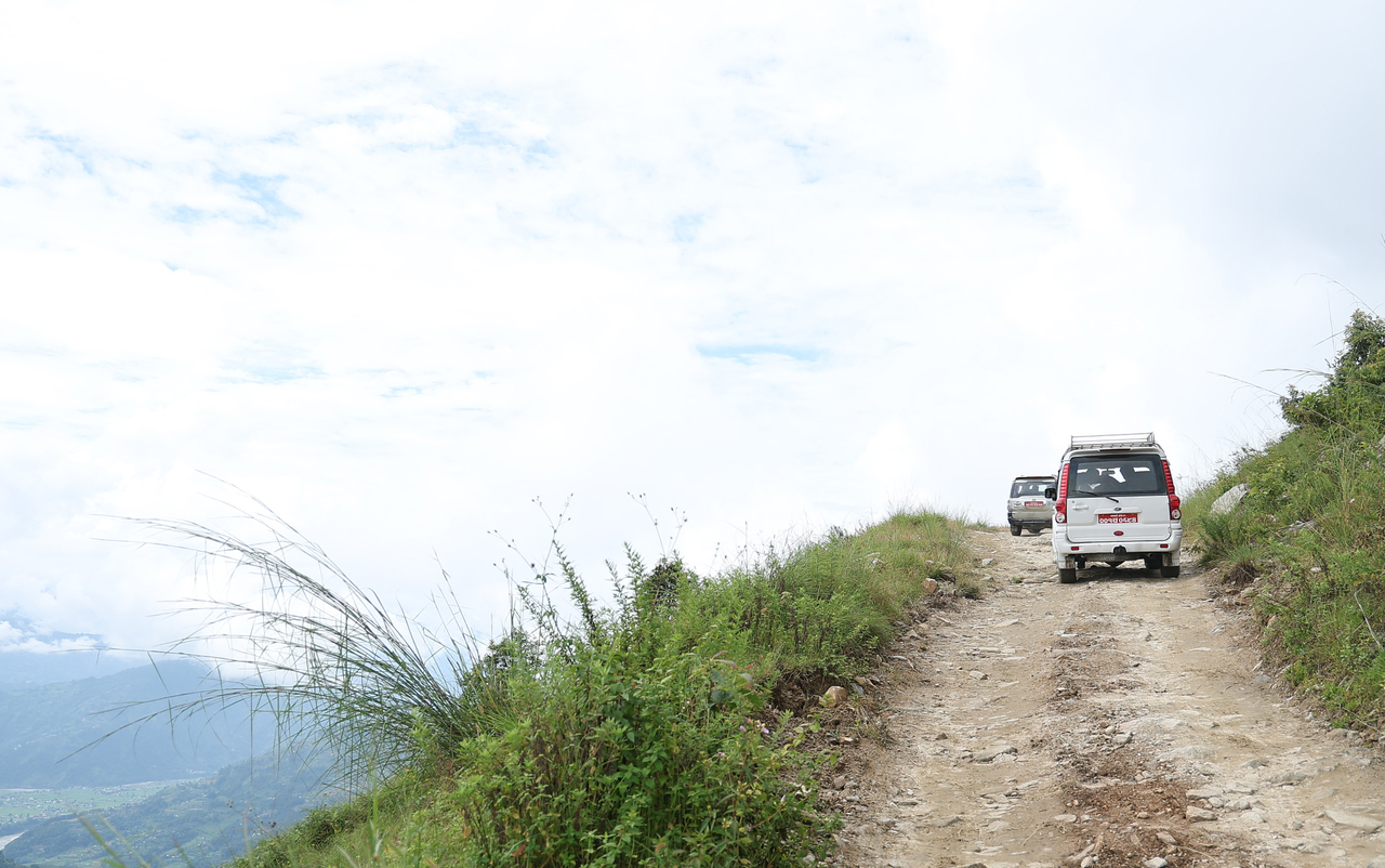 Vehicles carrying members of a South Korean government rapid response team travel through Nuwakot, Nepal, Monday, as the team launches a ground search for nine missing Korean nationals. (Yonhap)