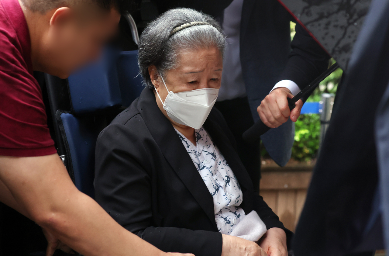 Han Hak-ja, leader of the Family Federation for World Peace and Unification, leaves the Seoul Central District Court in Seocho-gu, Seoul, on Monday after being sentenced to two years in prison in a first-instance ruling on charges of church-state collusion involving the Yoon Suk Yeol administration. [Yonhap]
