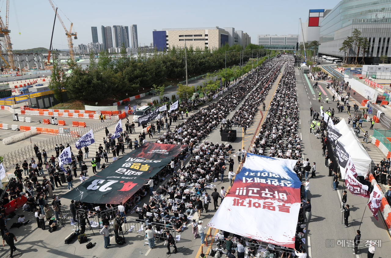 삼성전자 노동조합 조합원들이 경기 평택시 삼성전자 평택캠퍼스 앞에서 열린 ‘4·23 투쟁 결의대회’에서 구호를 외치고 있다. 당시 노조는 성과급 상한 폐지와 영업이익의 15%를 성과급 재원으로 활용할 것을 요구했다. 평택=윤창빈 기자