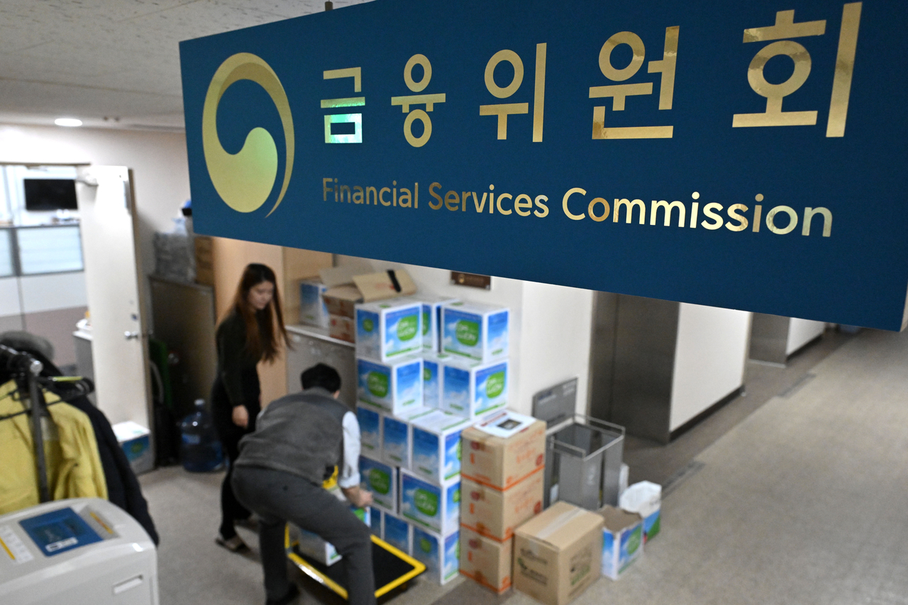 서울 종로구 정부서울청사 내 금융위원회에서 직원들이 지나고 있다. [헤럴드DB]