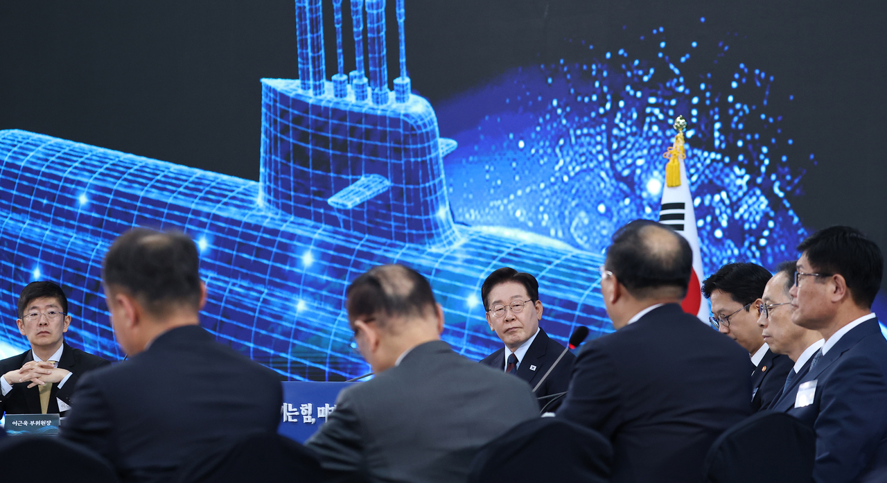 President Lee Jae Myung (center) listens to participants during the inaugural meeting of the Future Defense Strategy Committee in Changwon, South Gyeongsang Province, May 26. (Joint Press Corps via Yonhap)