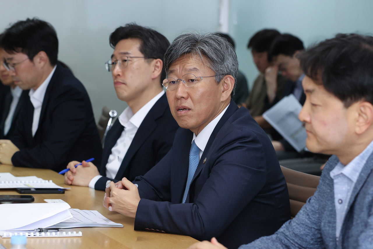 First Vice Minister of Land, Infrastructure and Transport Kim I-tak said Tuesday that ground-breakings on regular housing in Seoul had risen more than 80 percent compared with last year, adding that he expects statistics showing more than double the volume to emerge going forward. He is pictured at the second meeting of the public housing supply task force held with Korea Land and Housing Corp. and others in Yongsan, Seoul, on June 24.