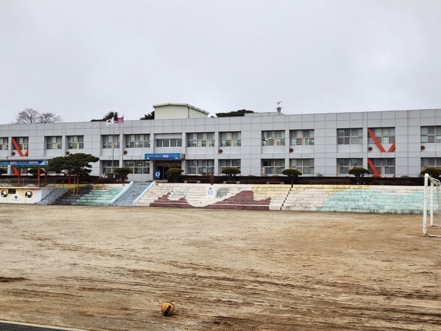 The government has moved to overhaul the local education subsidy system for the first time in 55 years. The photo shows an empty schoolyard at an Incheon elementary school that held no entrance ceremony last year due to a lack of incoming students. [Herald DB]