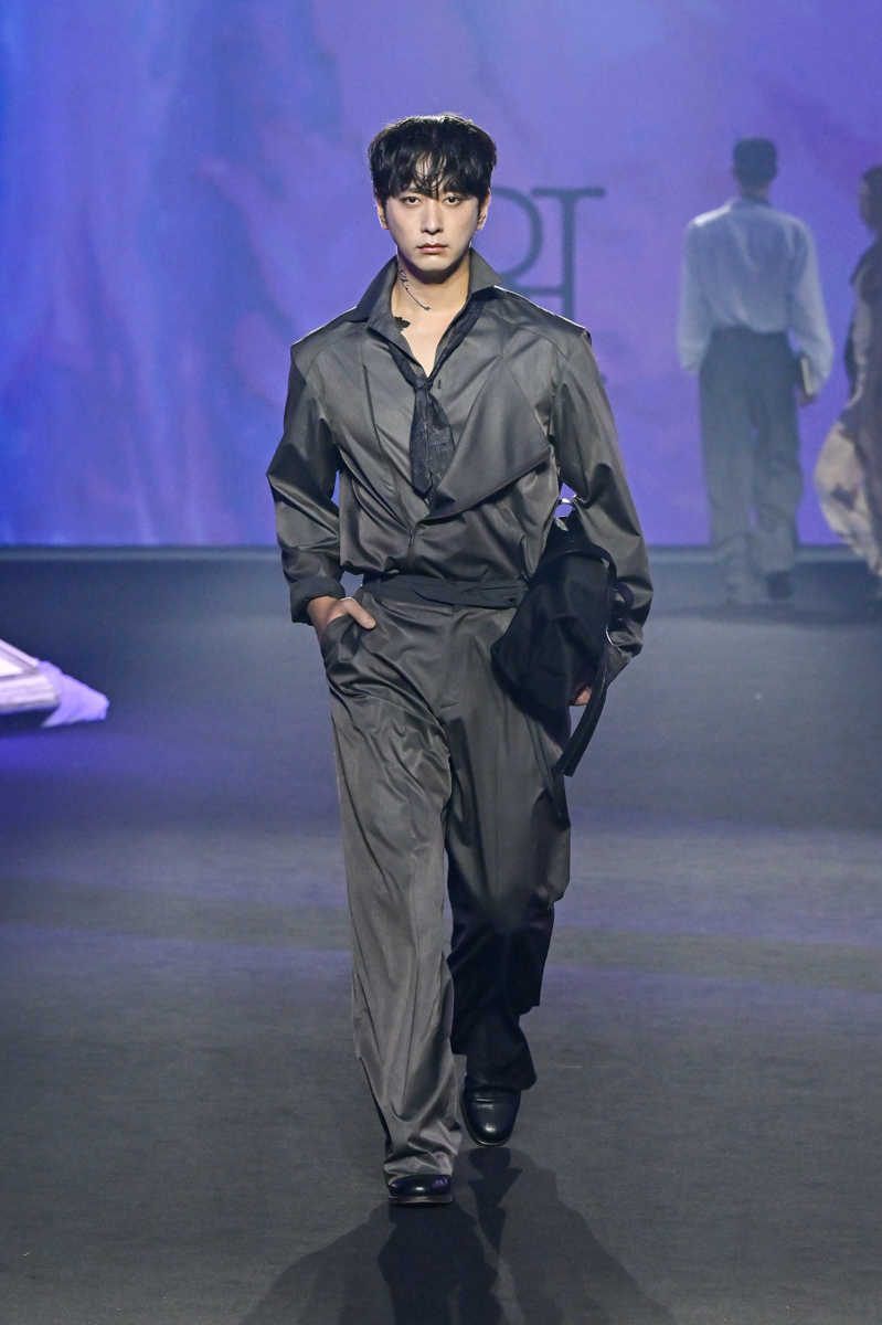 Hwang Chansung walked the Re Rhee show as a runway model on Tuesday during the 2027 spring-summer Seoul Fashion Week held at DDP in Seoul. (SFW)
