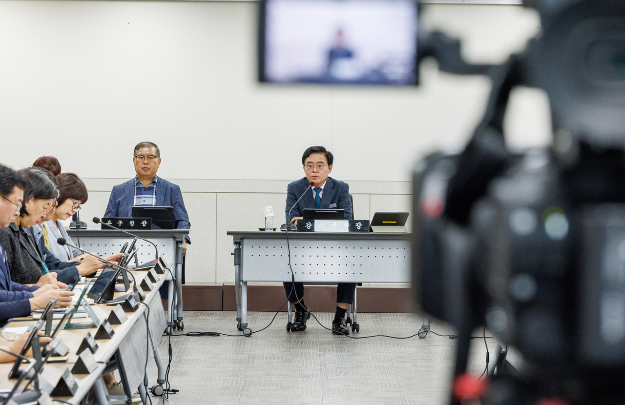 진교훈 서울 강서구청장이 1일 구청에서 열린 확대간부회의를 주재하고 있다. 이날 간부회의는 유튜브를 통해 처음으로 구민에게 생중계됐다.
