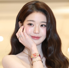 무릎 부상 안유진 ‘열창’하는데, 장원영은 ‘립싱크’?…논란에 “멤버 전원이 라이브 했다” 반박