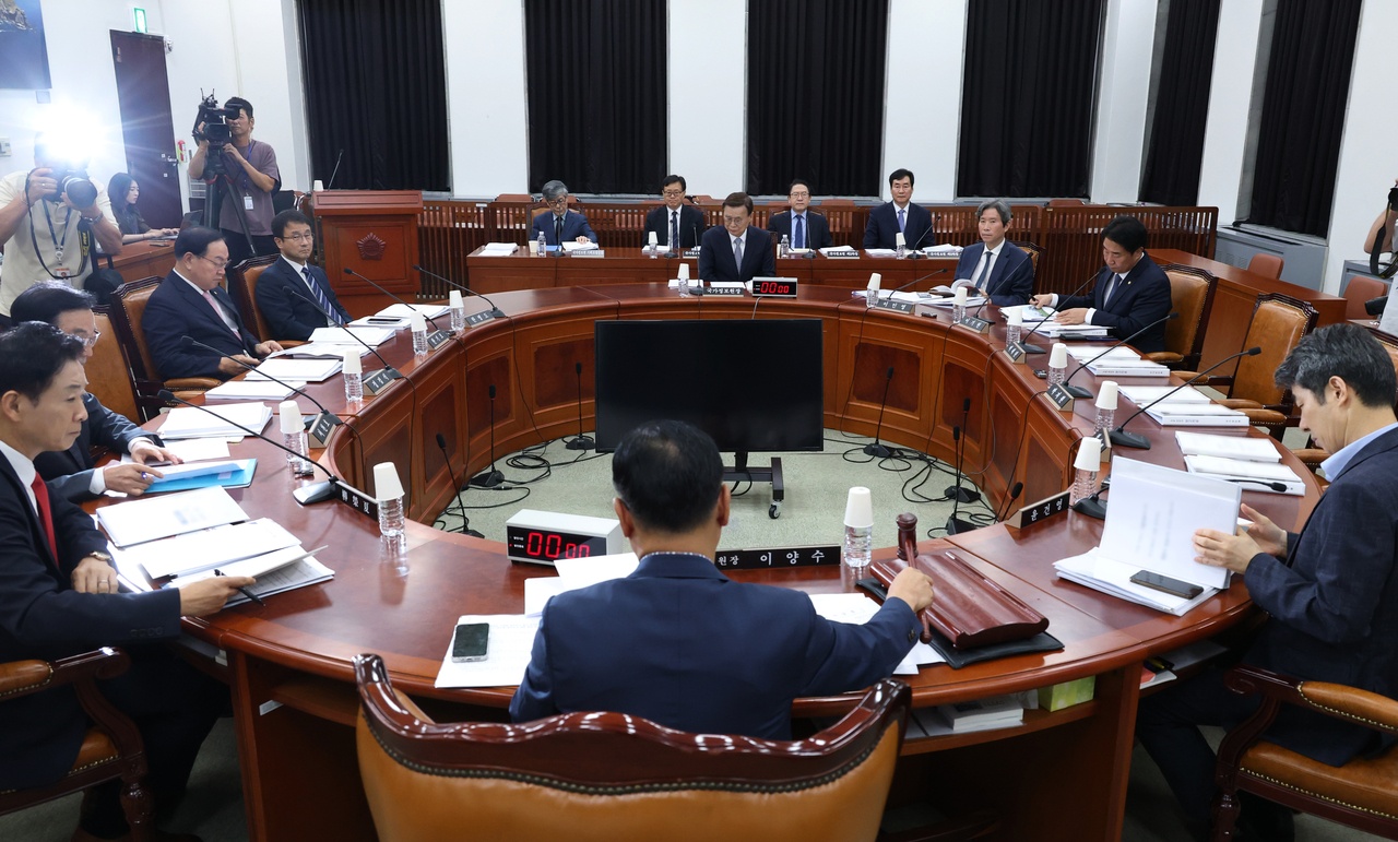 이양수 국회 정보위원회 위원장이 1일 서울 여의도 국회에서 열린 정보위원회 전체회의에서 의사봉을 두드리고 있다. [국회사진기자단]