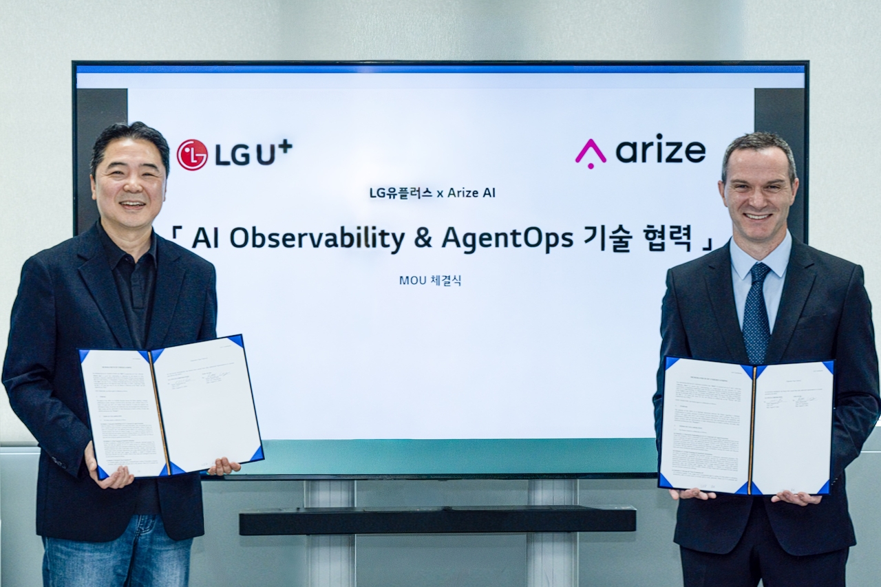 이상엽(왼쪽) LG유플러스 CTO와 패트릭 켈리 어라이즈 AI 아시아태평양 지역 총괄 책임자가 서울 마곡 LG유플러스 사옥에서 열린 협약식에서 기념 촬영하는 모습.  [LG유플러스 제공]