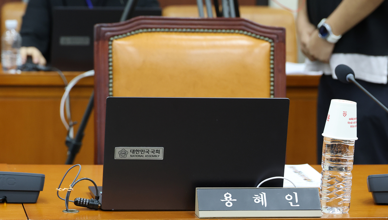 나경원 국민의힘 의원이 비례위성정당으로 당선된 뒤 원래 소속 정당으로 복당해 국고보조금을 받는 모순을 원천 차단하겠다며 ‘정치자금법 일부개정법률안’을 대표발의한다고 1일 밝혔다. 사실상 이재명 대통령이 성평등가족부 장관 후보자로 발탁한 용혜인 기본소득당 의원을 정조준한 것이다. 이날 국회 행정안전위원회 전체회의가 열린 가운데 용 의원의 자리가 비어 있다. [연합]