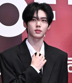 [포토]앤더블 한유진 ‘정장이 잘 어울리나요’