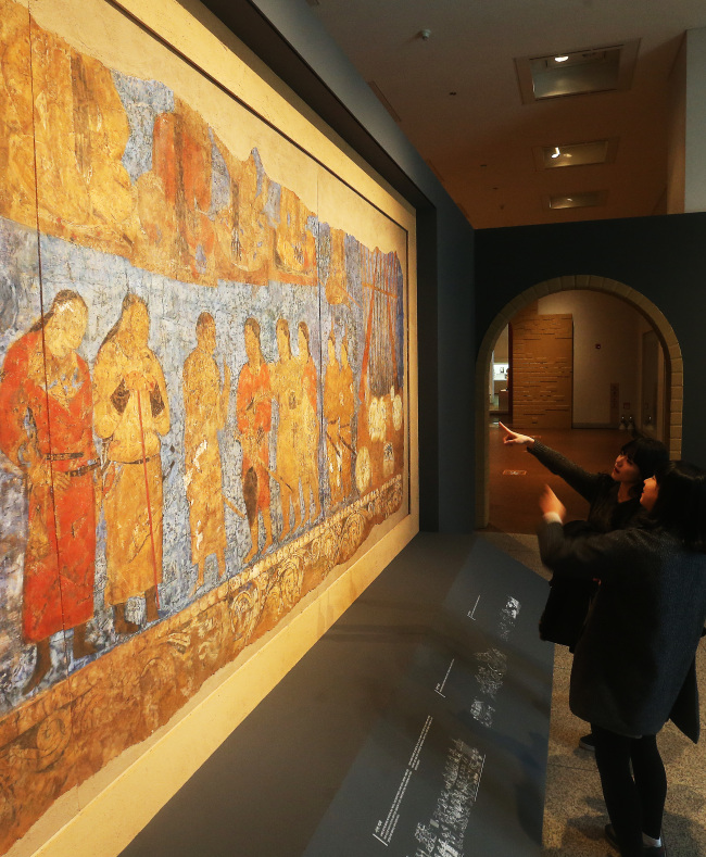 Students view a full-size replica of a seventh-century Afrasiab mural. Discovered in Uzbekistan in 1965, the mural depicts figures believed by some scholars to be envoys from Goguryeo, an ancient Korean kingdom. (Yonhap)