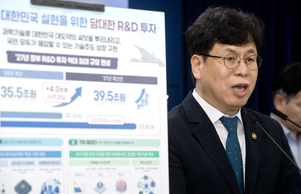 Park In-gyu, head of the Science and Technology Innovation Headquarters at the Ministry of Science and ICT, briefs reporters at the main briefing room of Government Complex Seoul in Jongno-gu, Seoul, on Monday afternoon on the proposed 2027 national R&D project budget. [Ministry of Science and ICT]