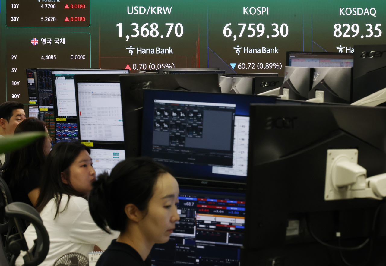 An electronic board showing the Korea Composite Stock Price Index at a dealing room of the Hana Bank headquarters in Seoul on Tuesday. (Yonhap)