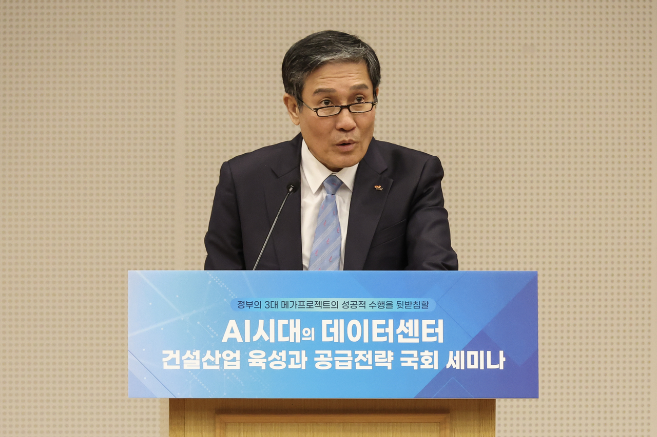 박선규 한국건설기술연구원장이 ‘AI시대의 데이터센터 건설산업 육성과 공급전략’ 세미나에서 축사를 전하고 있다.[한국건설기술연구원 제공]