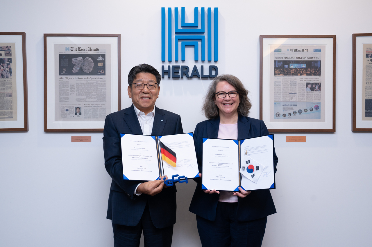 Herald Media Group CEO Choi Jin-young (left) and Korean-German Chamber of Commerce and Industry CEO Marie Antonia von Schonburg pose for a photo after signing a memorandum of understanding for the Asia-Pacific Conference of German Business 2026 at Herald Corp. headquarters in central Seoul on Tuesday. (The Korea Herald)