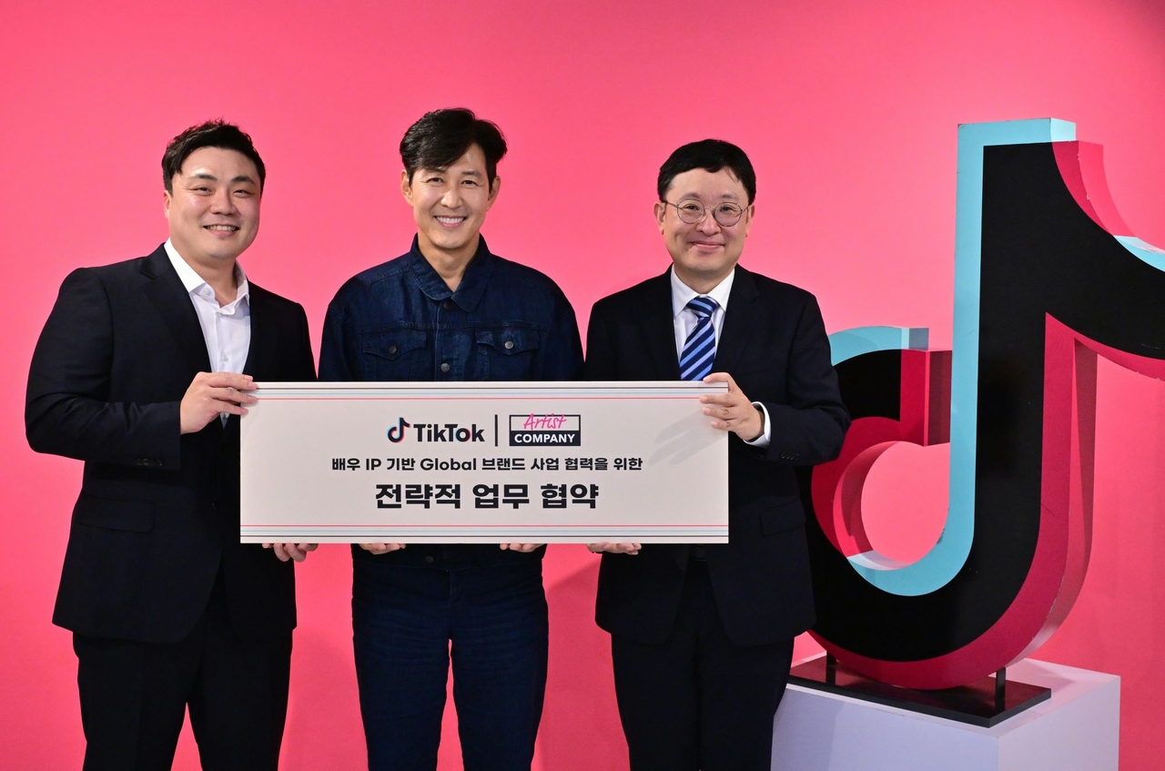사진 - 아티스트컴퍼니가 1일 틱톡과 배우 IP 기반 글로벌 브랜드 사업 협력을 위한 MOU를 체결했다. (왼쪽부터) 아티스트컴퍼니 박승현 대표, 이정재 배우, 틱톡 코리아 정재훈 운영 총괄 (아티스트컴퍼니 제공)