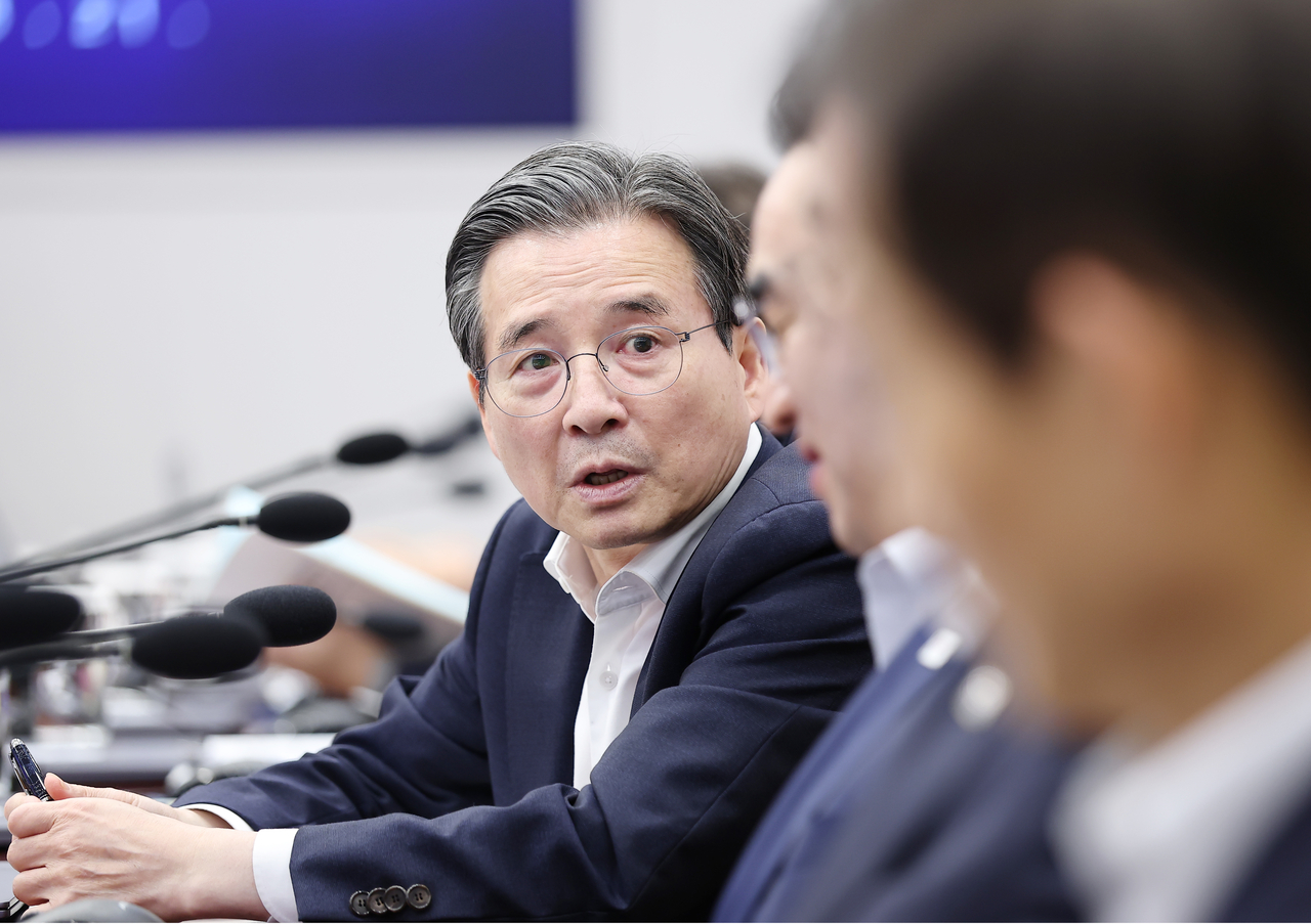Kim Yong-beom, chief presidential secretary for policy, speaks with other participants ahead of the Lee Jae Myung administration’s first Anti-Corruption Policy Council meeting, chaired by President Lee at Cheong Wa Dae on Aug. 21. (Yonhap)